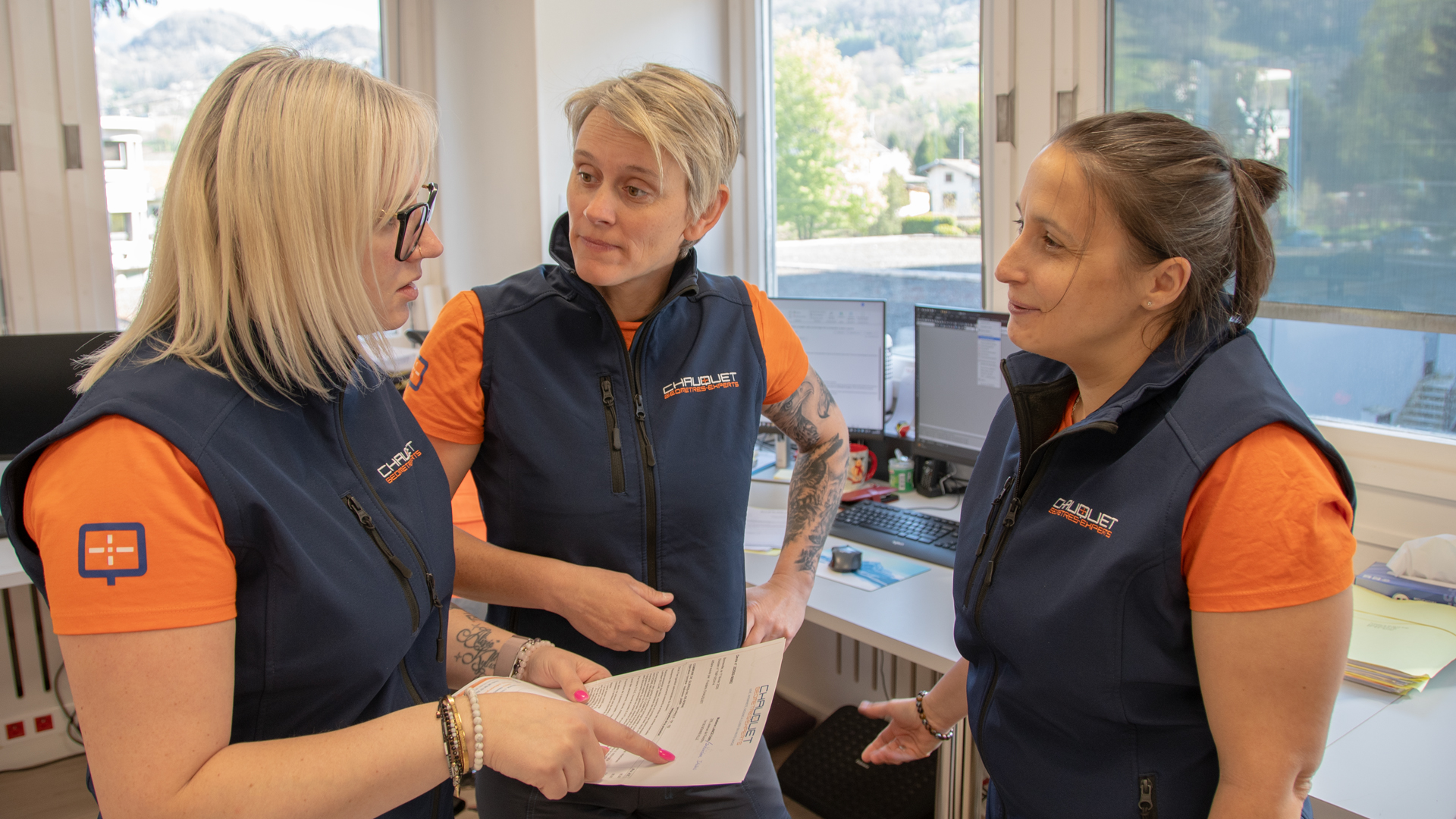 Réalisation d'un plan de bornage après relevé sur le terrain et implantation des bornes par l'équipe Chauquet Géomètres-Experts à Cluses en Haute-Savoie