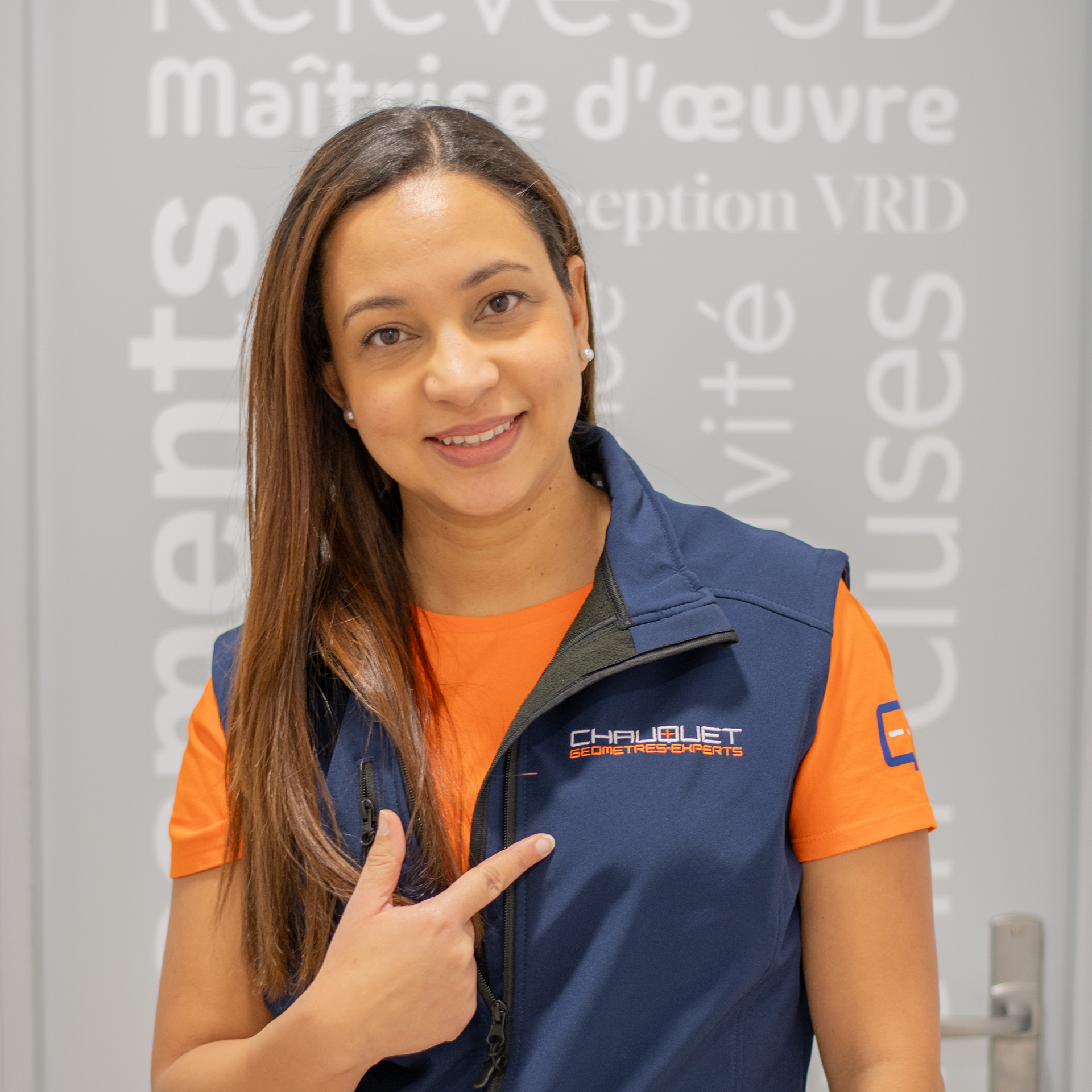 Imen, la secrétaire qui accompagne l'équipe Chauquet Géomètres-Experts au quotidien à Cluses en Haute-Savoie